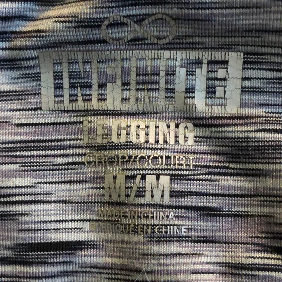 🖤🤍Infinite Cropped Leggings - Picture 3 of 3